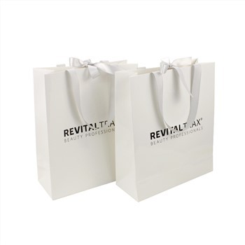 Alba charta sacculos cum tractat